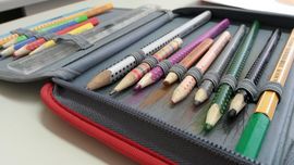 Blick auf ge&ouml;ffneter Federmappe mit Buntstiften