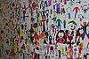 Große Wand mit gemalten Kindern von Kindern