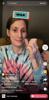 TikTok Nutzerin gebärdet das zufällig angezeigte Wort "Milch"