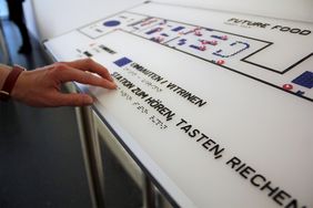 Finger tasten an der taktilen &Uuml;bersicht vor der Ausstellung Future Food