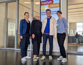 Von links nach rechts: Heike Engelien Katja R&ouml;&szlig;ner, martin Fromme und Susanne R&ouml;&szlig;ner stehen l&auml;chelnd vor dem Hygienemuseum zur Er&ouml;ffnung der Wanderausstellung Weil Vielfalt fetzt