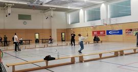 Sporthalle mit Sportlern, die Federball spielen