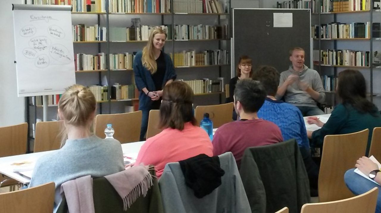 Blick auf Dozenten und Zuh&ouml;rer von hinten