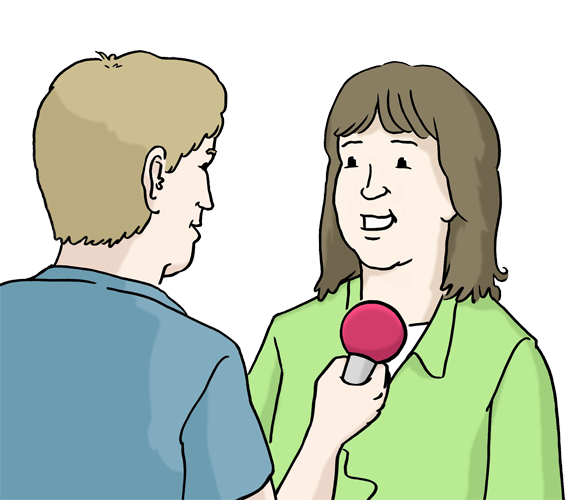 Mann befragt Frau mit einem Mikro in der Hand