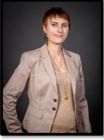 Junge Frau mit kurzen Haren, rundlichen Gesicht und freundlichem L&auml;cheln